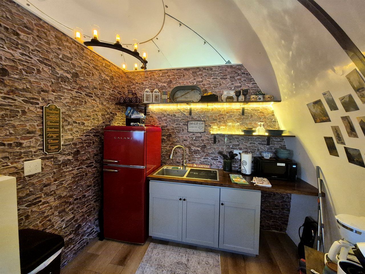 Coffee/tea maker, fridge, microwave, dishwasher