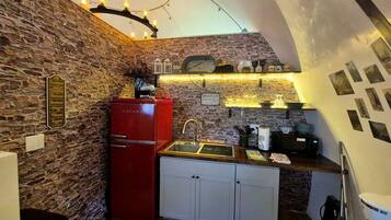Coffee/tea maker, fridge, microwave, dishwasher