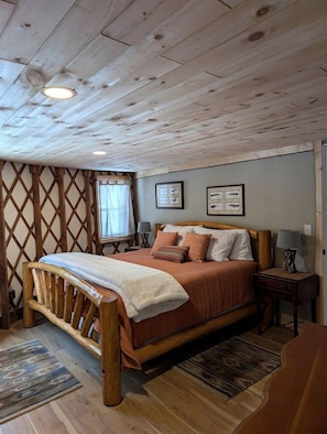 2 bedrooms, desk, WiFi, bed sheets