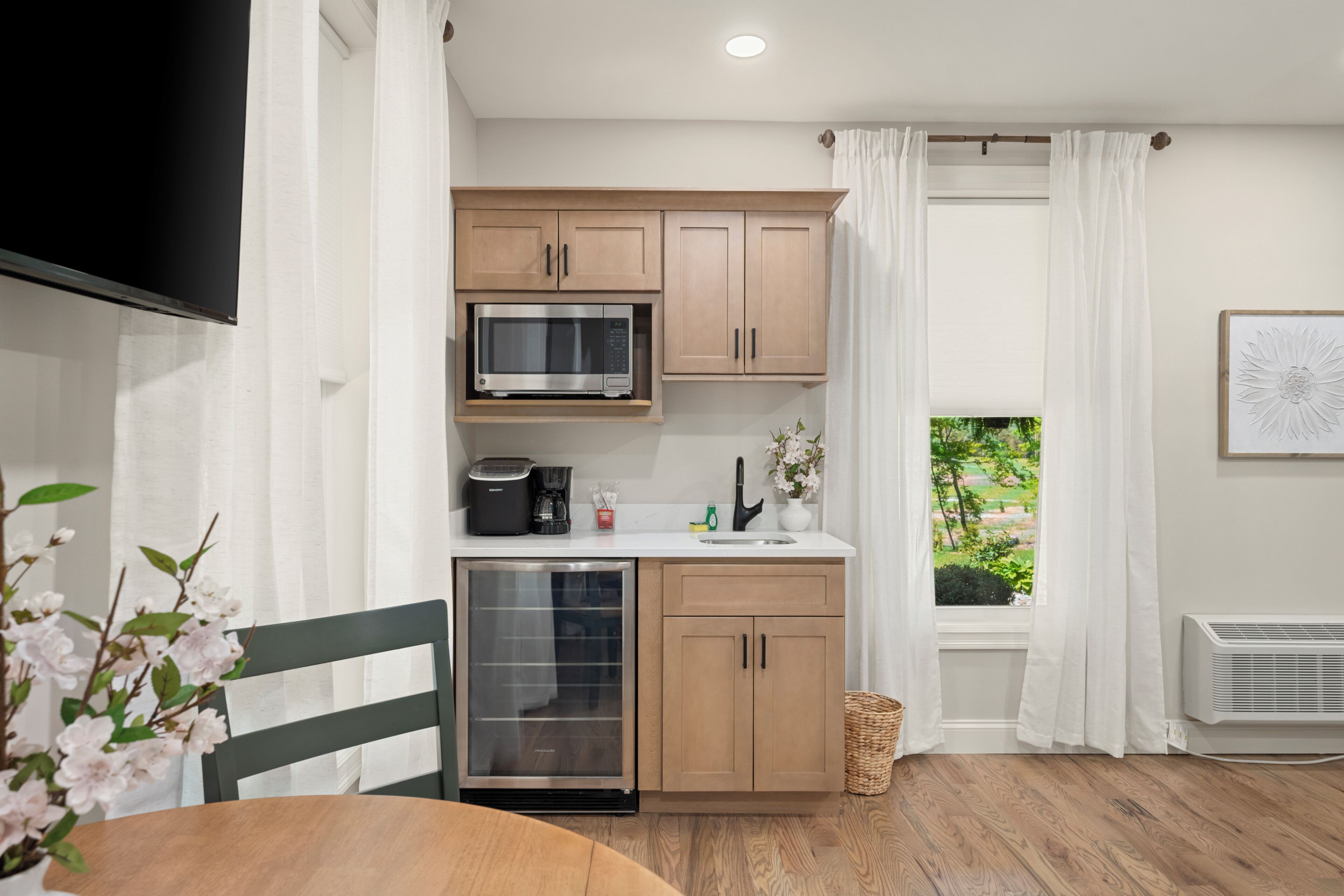 Refrigerador, microondas, cafetera y tetera y utensilios de cocina 