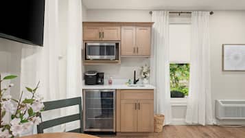 Refrigerador, microondas, cafetera y tetera y utensilios de cocina