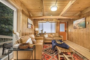 Fernseher, Kamin, Videospiele, Tischfußball