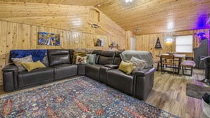 Fernseher, Kamin, Videospiele, Tischfußball