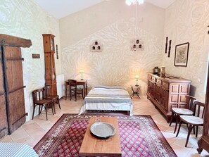 Iron/ironing board, WiFi, bed sheets