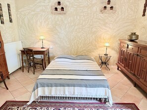 Iron/ironing board, WiFi, bed sheets