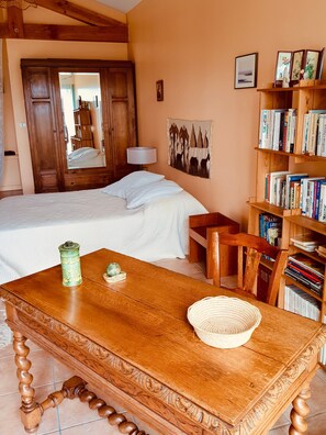 Iron/ironing board, WiFi, bed sheets