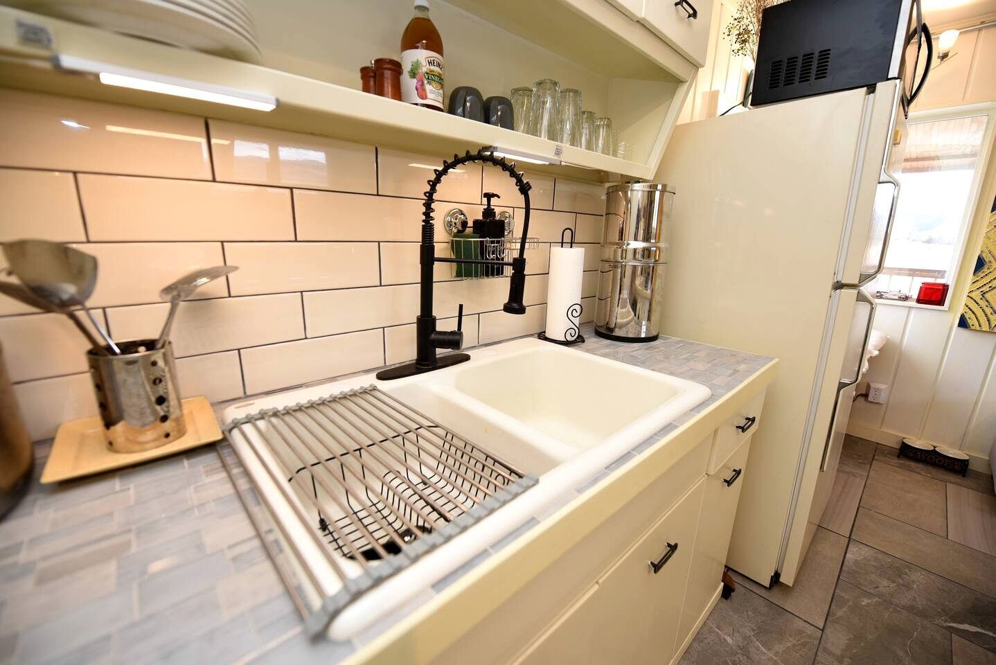Coffee/tea maker, fridge, microwave, stovetop