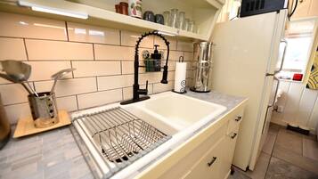 Coffee/tea maker, fridge, microwave, stovetop