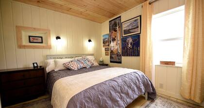 Charming Vintage Cabin Retreat near Jefferson River in Montana