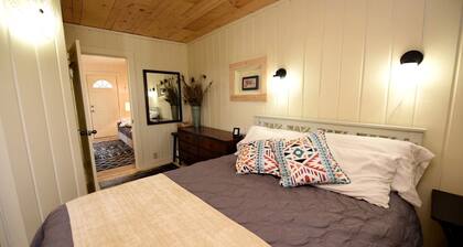 Charming Vintage Cabin Retreat near Jefferson River in Montana