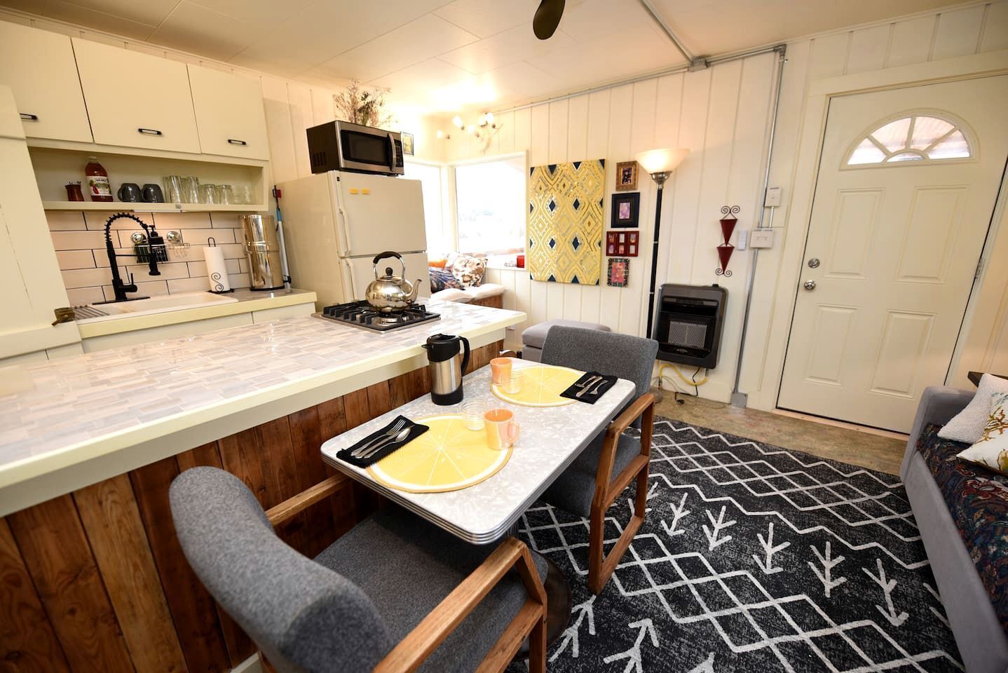 Coffee/tea maker, fridge, microwave, stovetop
