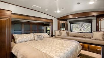 1 bedroom, desk, iron/ironing board, WiFi