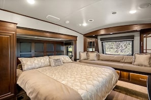 1 bedroom, desk, iron/ironing board, WiFi