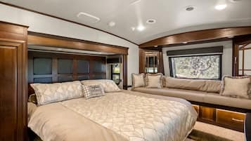 1 bedroom, desk, iron/ironing board, WiFi