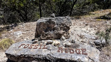 Een rots met de inscriptie 'FOSSIL RIDGE'.