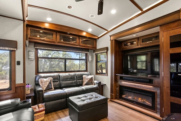 TV, fireplace