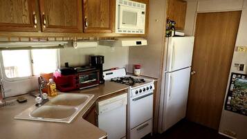 Coffee/tea maker, fridge, microwave, oven
