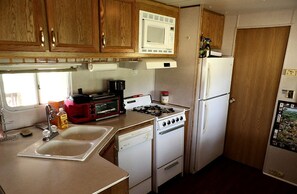 Cafetera y tetera, refrigerador, microondas y horno 