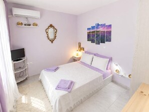 1 habitación, tabla de planchar con plancha, cuna de viaje y wifi 
