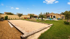 Un quartiere residenziale con un'ampia area aperta, una piscina e una casa con patio.