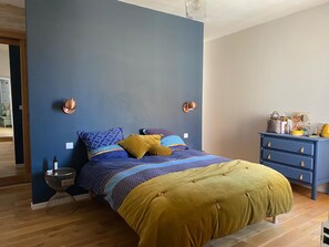 Een strijkplank/strijkijzer, wifi, beddengoed