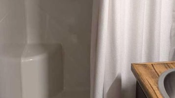 Haartrockner, Handtücher, Toilettenpapier