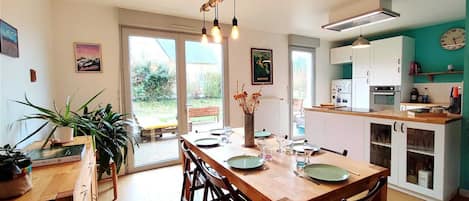 Réfrigérateur, four à micro-ondes, un four, surface de cuisson