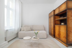 Ein modernes Wohnzimmer mit einer Couch, einem Couchtisch und einem Schrank.