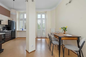 Eine moderne Küche mit Essbereich, einem großen Fenster und Blick ins Freie.