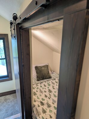 4 bedrooms, free WiFi, bed sheets - Newly Remodeled Lakefront Cabin w/ Hot Tub & Private Dock (Merrifield)