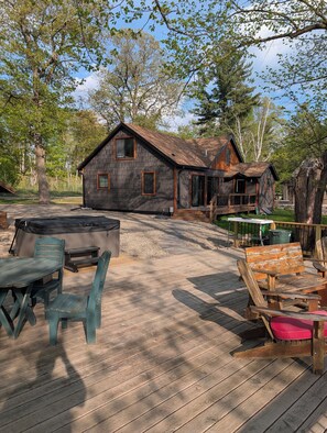Outdoor dining - Newly Remodeled Lakefront Cabin w/ Hot Tub & Private Dock (Merrifield)