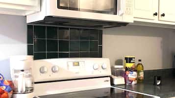 Fridge, oven, stovetop, cookware/dishes/utensils