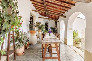 Outdoor dining - Vrbo Property (Tuili)