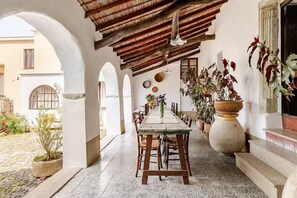 Outdoor dining - Vrbo Property (Tuili)
