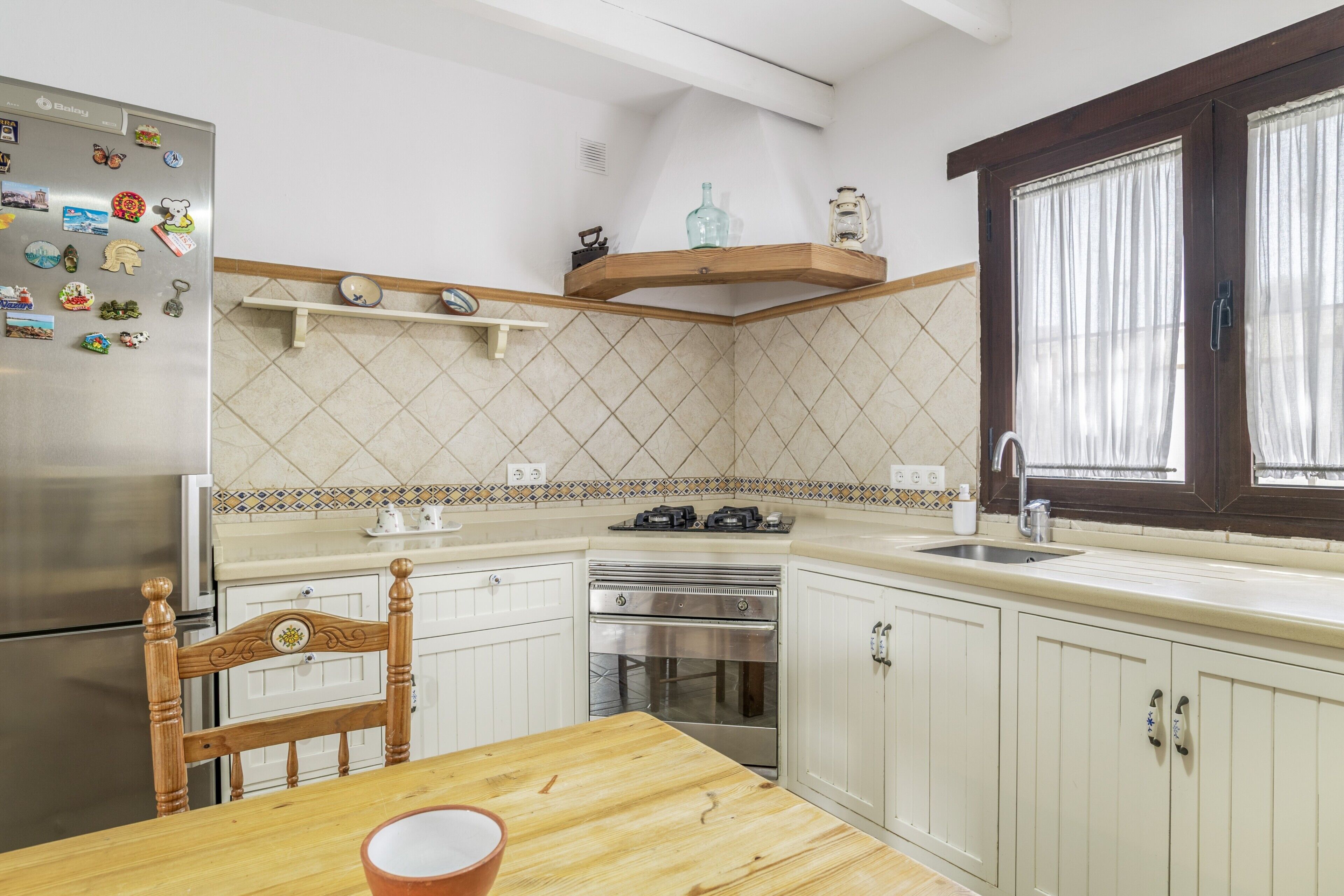 Coffee/tea maker, fridge, oven, stovetop