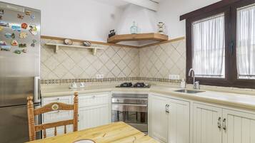 Coffee/tea maker, fridge, oven, stovetop