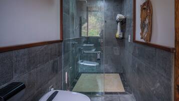 Quadruple Room, Hill View | Bilik Mandi | Gabungan pancuran/tab mandi, hulu semburan mandi hujan