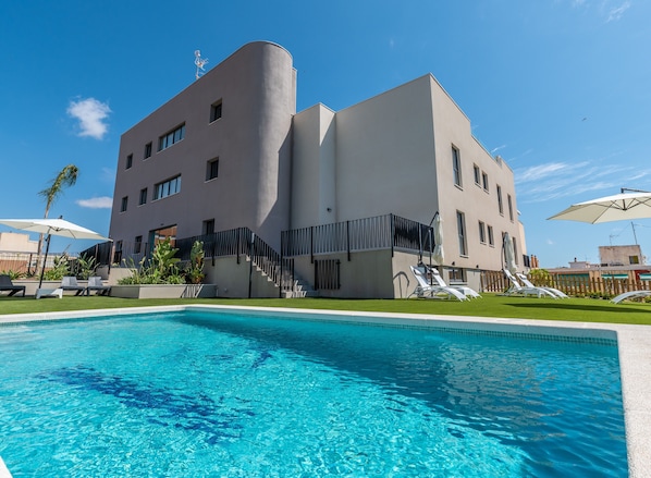 Outdoor pool, open 10:00 AM to 11:00 PM, pool umbrellas, pool loungers - Aparthotel LAlcor (ALICANTE)