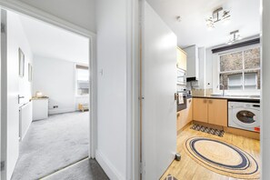 Interior - Stylish Split level 2 bedroom flat in NW London (London)