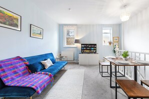 Living area - Stylish Split level 2 bedroom flat in NW London (London)
