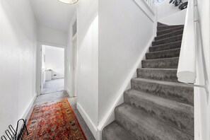Interior - Stylish Split level 2 bedroom flat in NW London (London)
