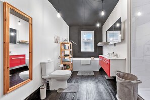 Hair dryer, towels, soap, toilet paper - Stylish Split level 2 bedroom flat in NW London (London)