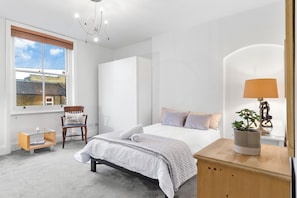 2 bedrooms, iron/ironing board, WiFi, bed sheets - Stylish Split level 2 bedroom flat in NW London (London)