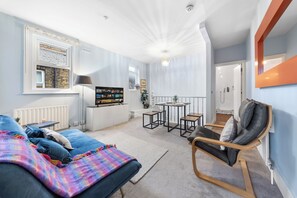 Living area - Stylish Split level 2 bedroom flat in NW London (London)