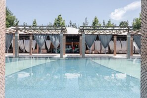 Piscine extérieure (ouverte en saison), cabanons gratuits