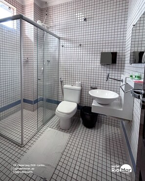 Standard Triple Room | Bathroom | Shower, hair dryer, soap, shampoo - HOTEL RIO MAR (Macapá)