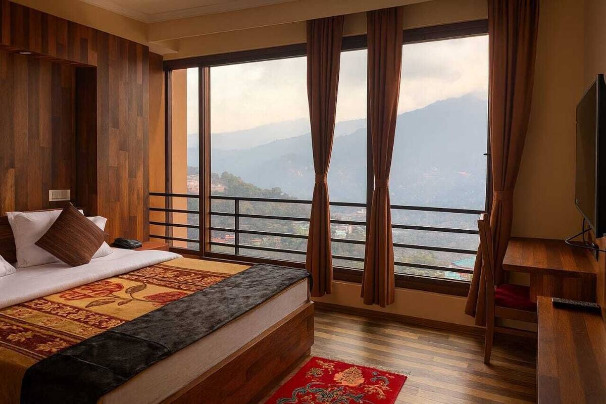 Un dormitorio con un ventanal grande, una cama, un escritorio y una silla.