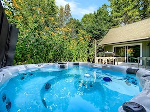 Outdoor spa tub - Serene Cabin with Beautiful Outdoor Space in Sister Bay, Wisconsin (Sister Bay)