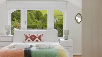 5 bedrooms, desk, iron/ironing board, travel crib