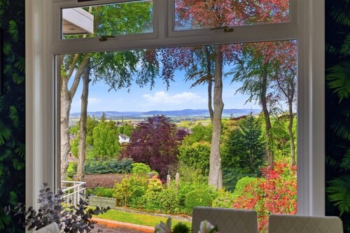 Five Marches - Poolside Stays with Stunning Views